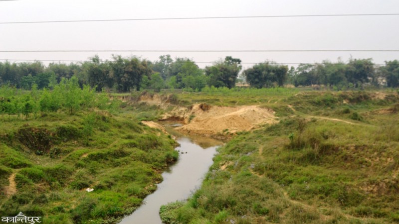 बिन्दवासिनीको बहुअर्वाभाठास्थित सडकसँग जग्गा जोड्न नदीको बहाव नै परिवर्तन